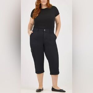 NWT WOMEN'S ULTRA LUX COMFORT WITH FLEX-TO-GO RELAXED FIT CARGO CAPRI (PLUS)